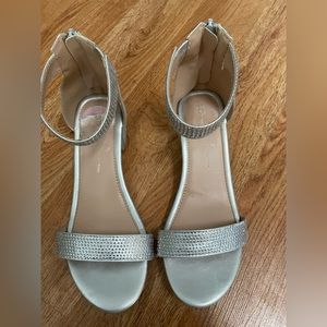 Adrienne Vitaddini Girl Size 4 Silver Sparkle Sandals